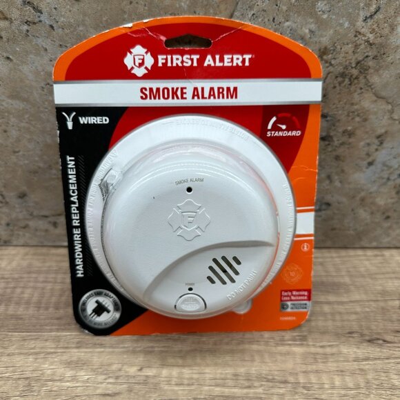 First Alert Hardwire Smoke Alarm Early Warning Less Nuisance 1046834 Wired New - Picture 1 of 9